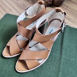 Clark Narrative Bess heeled sandals sz 7 1/2M leather upper/lining.